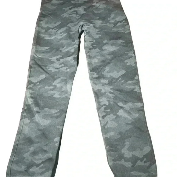 Spanx Leggings Grn Camo Cropped Look at Me Now Seamless Leggings Size Medium EUC - Picture 3 of 7